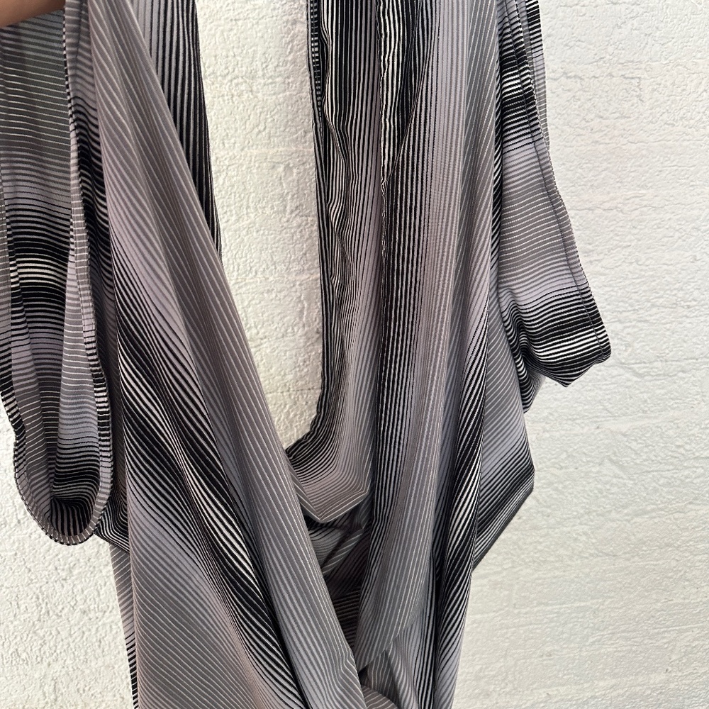 lululemon black grey and white scarf / wrap